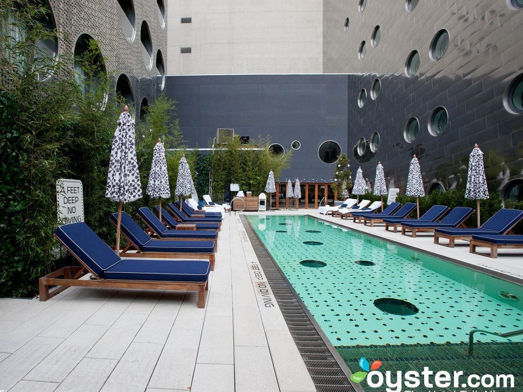 Thực tế: Bể bơi ở đây quá nhỏ bé.