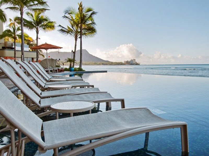 Hồ bơi tĩnh lặng nhìn ra biển tại khách sạn Sheraton Waikiki ở Hawaii tạo nên không gian nghỉ ngơi yên tĩnh dành cho bạn.