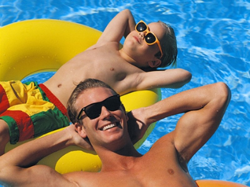 Hình ảnh tràn đầy sức sống của những vị khách đang mỉm cười thư giãn cho một ngày vui vẻ tại hồ bơi khách sạn Dunes Manor ở Ocean City, Maryland.