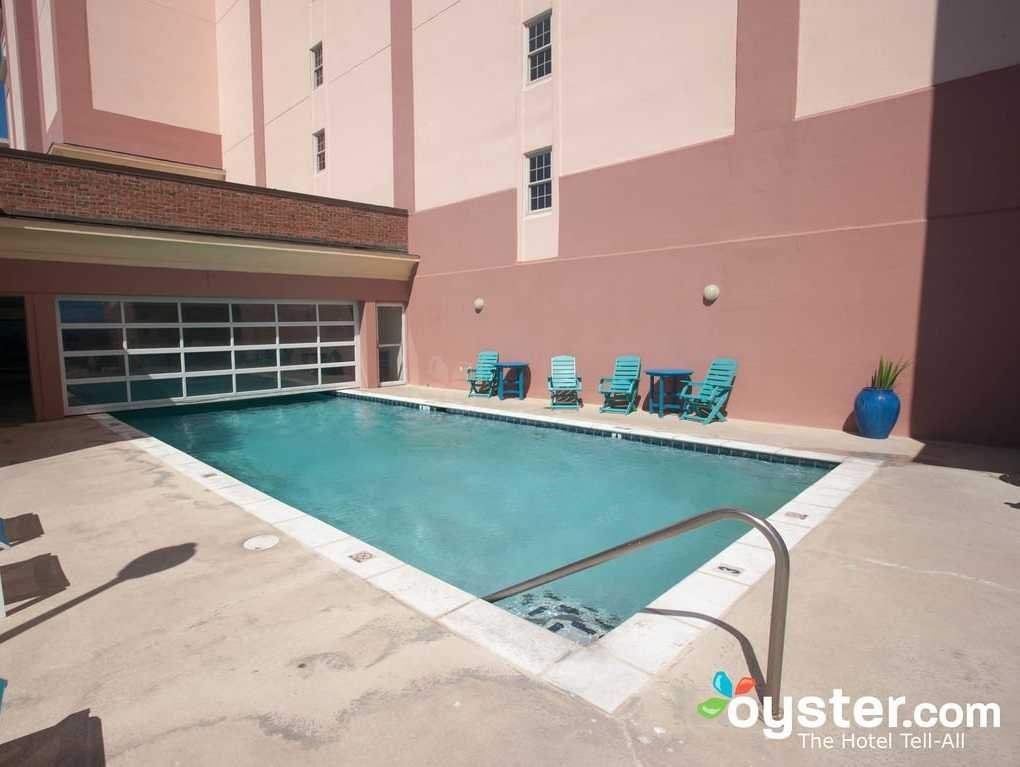 Thực tế: Hồ bơi quá nhỏ, u ám và lạnh lẽo.