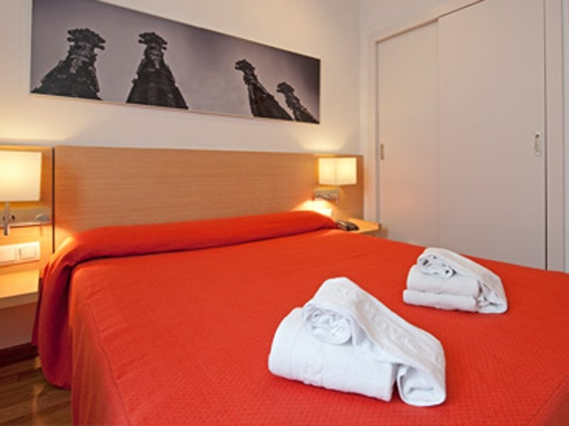 Chiếc gường rộng rãi thoải mái đang chờ đợi bạn tới nghỉ ngơi tại khách sạn Sagrada Familia ở Barcelona.