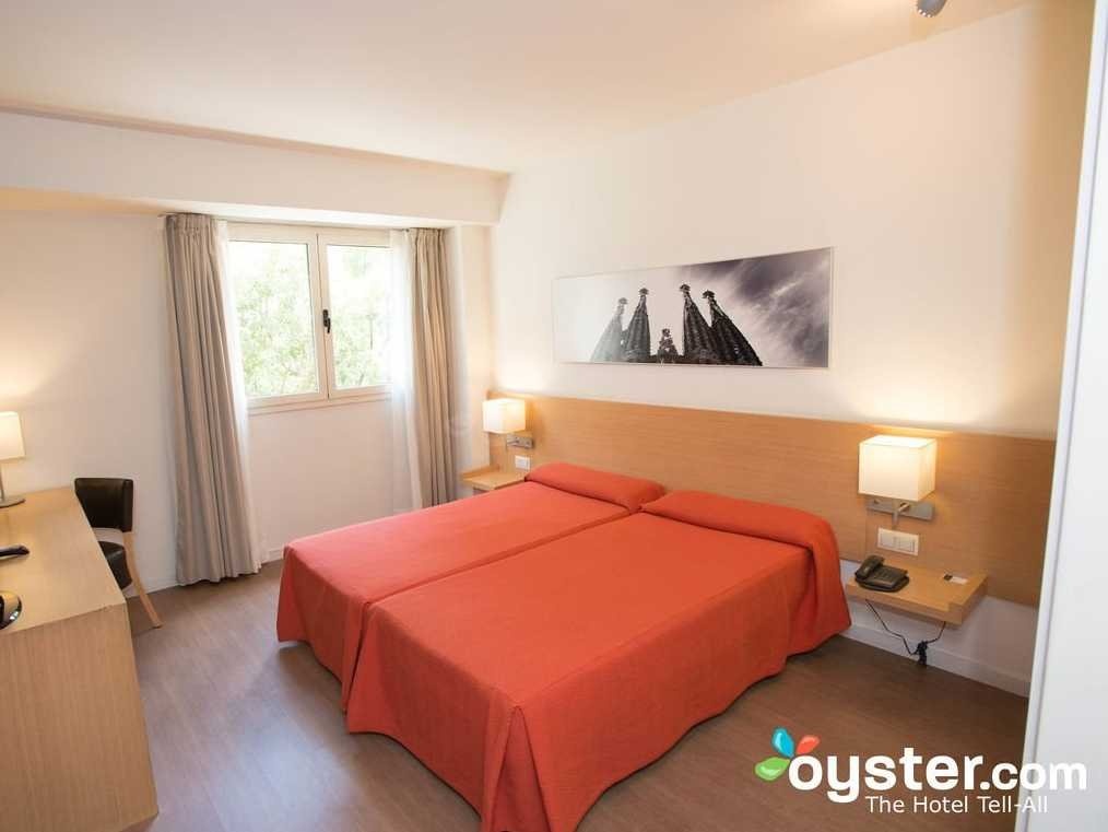 Thực tế: Đó chỉ là 2 chiếc gường đơn đặt cạnh nhau, với chung một đầu gường.