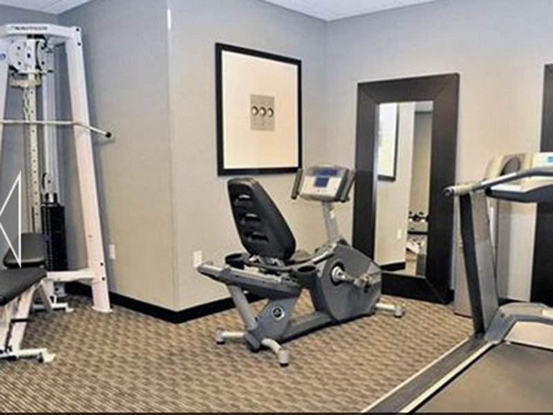 Phòng tập gym rộng rãi với đầy đủ các thiết bị bên trong khách sạn Comfort Suites, bang Virginia.