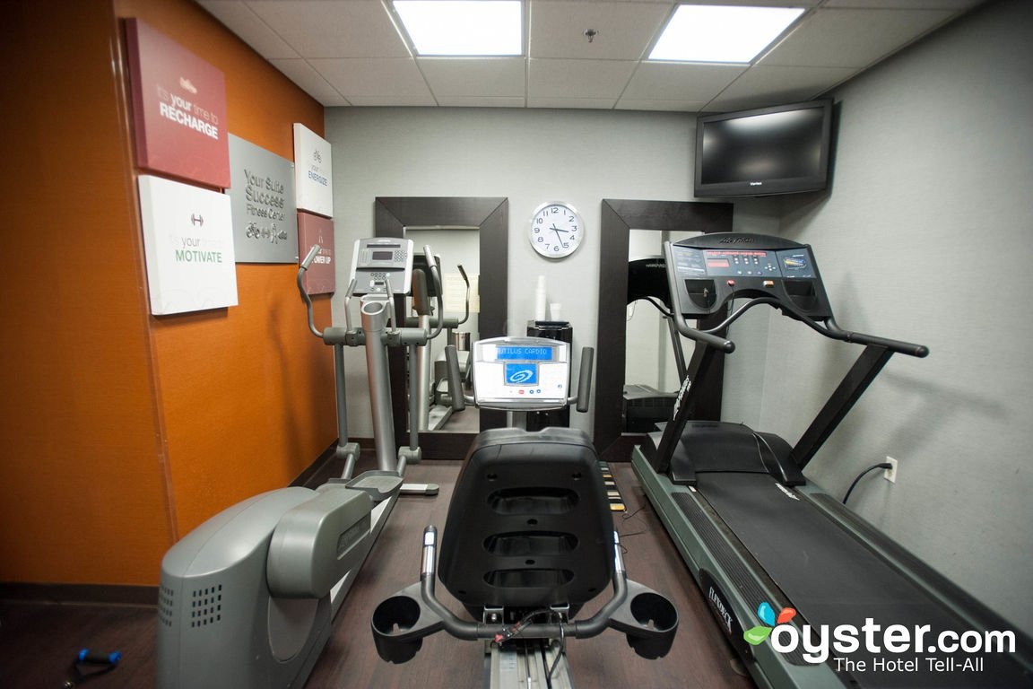 Thực tế: Phòng tập Gym quá chật chội và ngột ngạt.