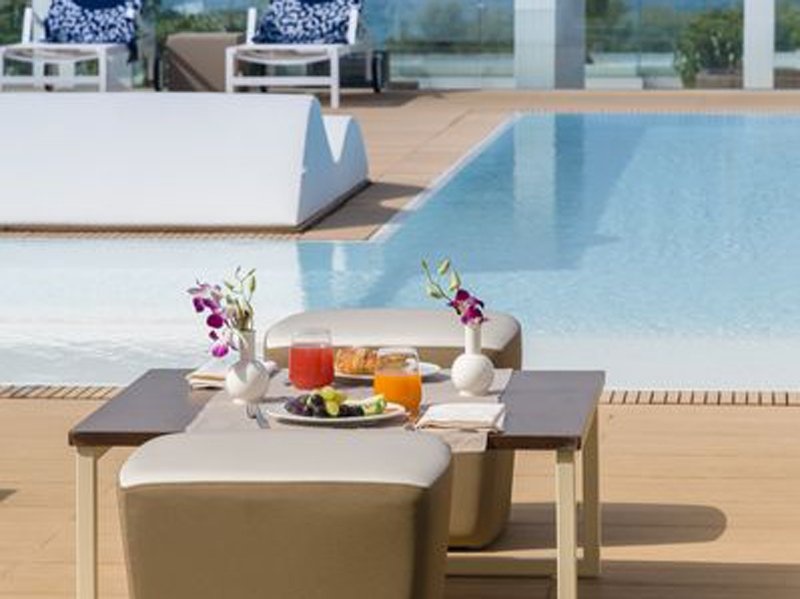 Du khách nghỉ ngơi tại khách sạn Le Dune Suite ở Puglia, Italy có thể thưởng thức bữa sáng ngay tại bể bơi của khách sạn.
