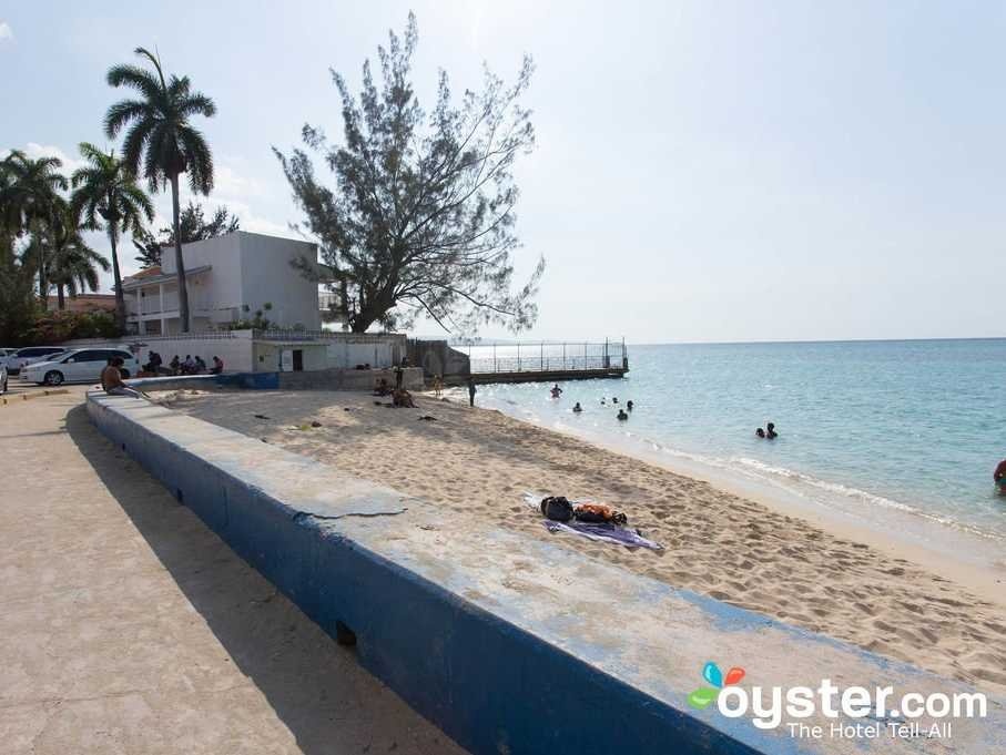 Sự thật: Bãi biển thực sự nhỏ bé nằm lọt thỏm bên con phố.