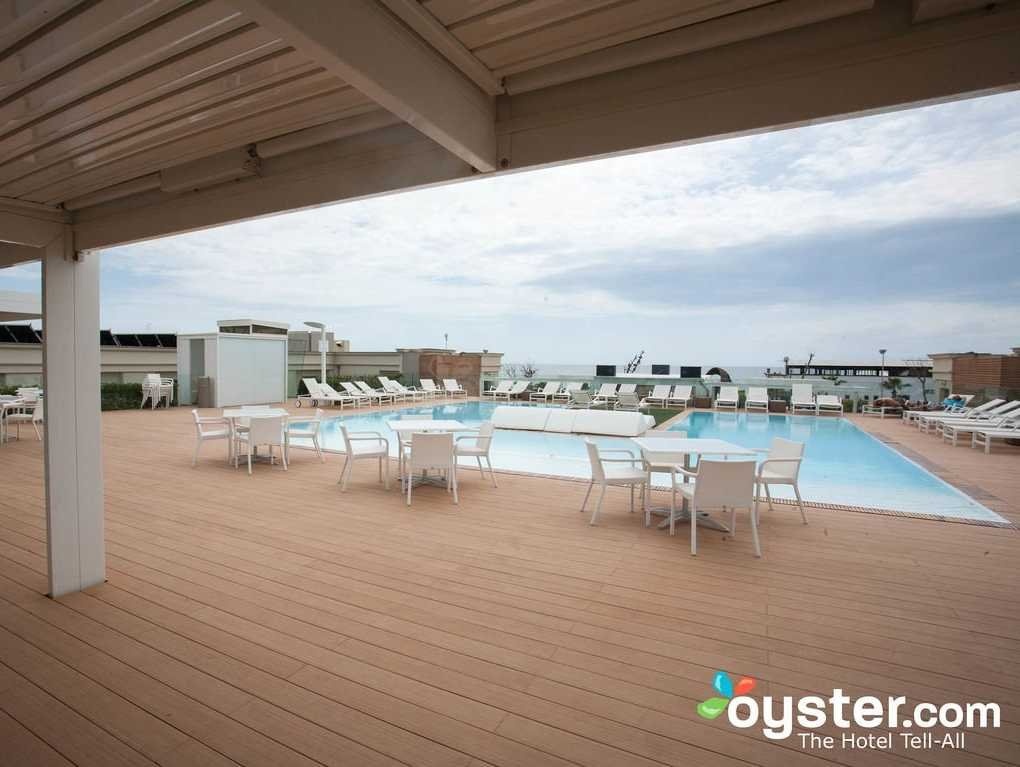 Thực tế: Hồ bơi này không hề hấp dẫn như tưởng tượng.