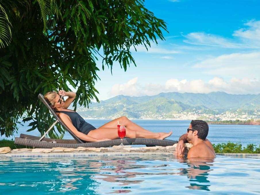 Tại khách sạn Maca Bana ở Grenada, bạn có thể nằm nhâm nhi cocktail bên cạnh một hồ bơi tuyệt đẹp với không gian thoáng đãng.