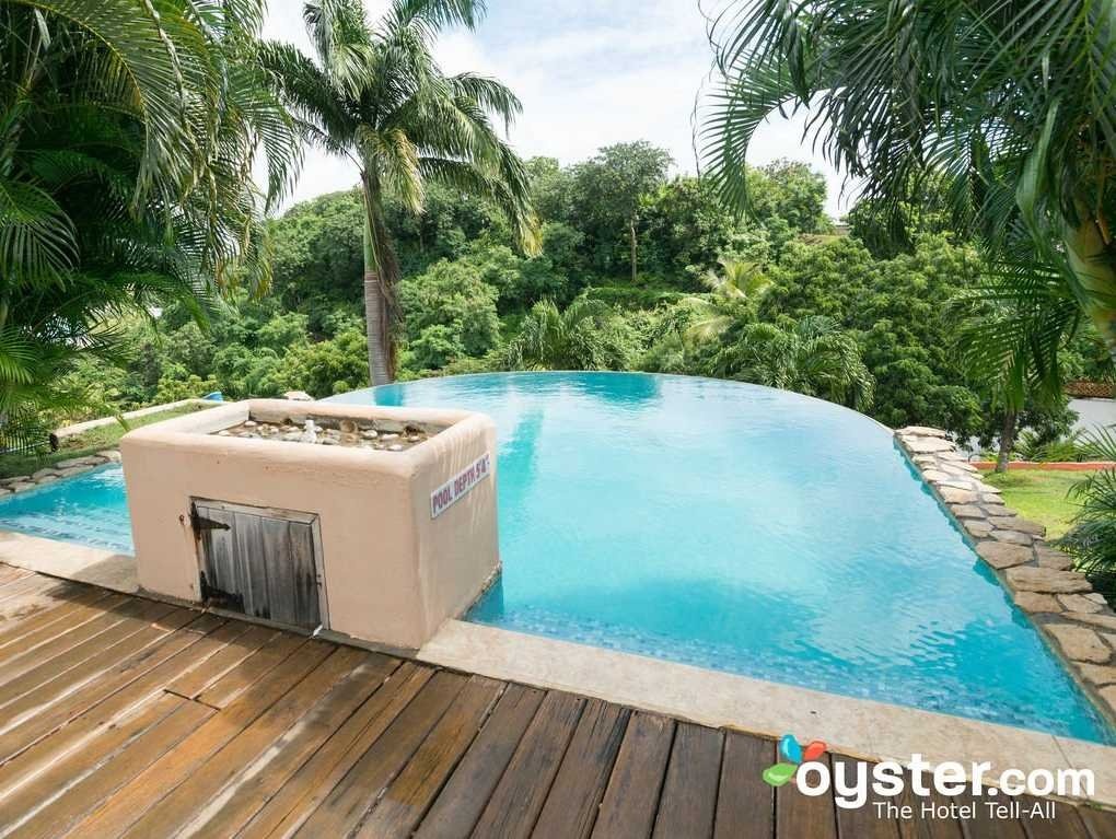 Sự thật: Hồ bơi tại đây chỉ nhỏ giống như một cái bồn tắm.