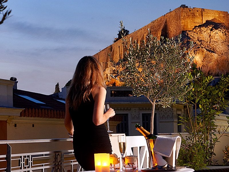 Khách sạn AVA ở Athens có ban công nhìn thẳng lên quần thể kiến trúc nổi tiếng Acropolis.