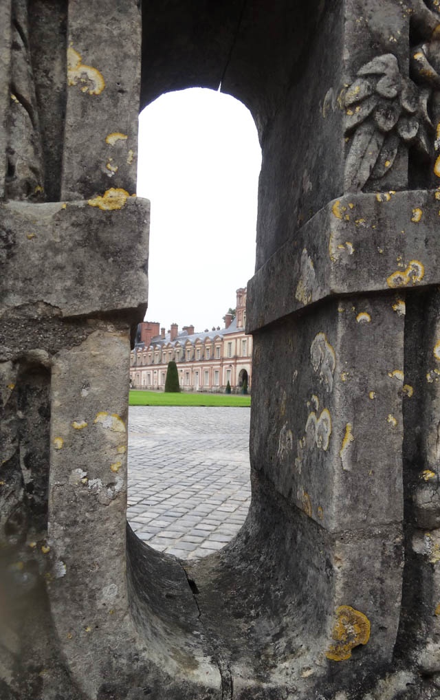 Tường loang lổ trơ gan cùng tuế nguyệt.