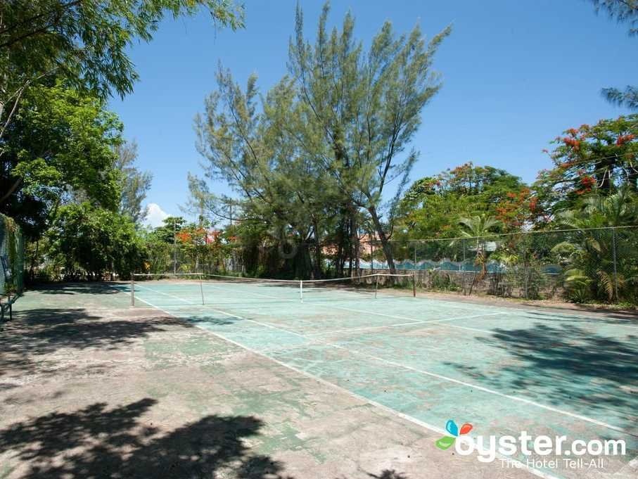 Thực tế: Đúng là có lí do để người ta không đưa ra hình ảnh sân tennis thực tế.