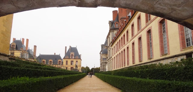 Lối vào công viên lớn sau lâu đài.