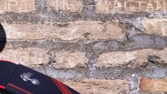 Di tích cổ hiện đạng bị rất nhiều du khách thiếu ý thức khắc chữ lên. Ảnh: news.com.au