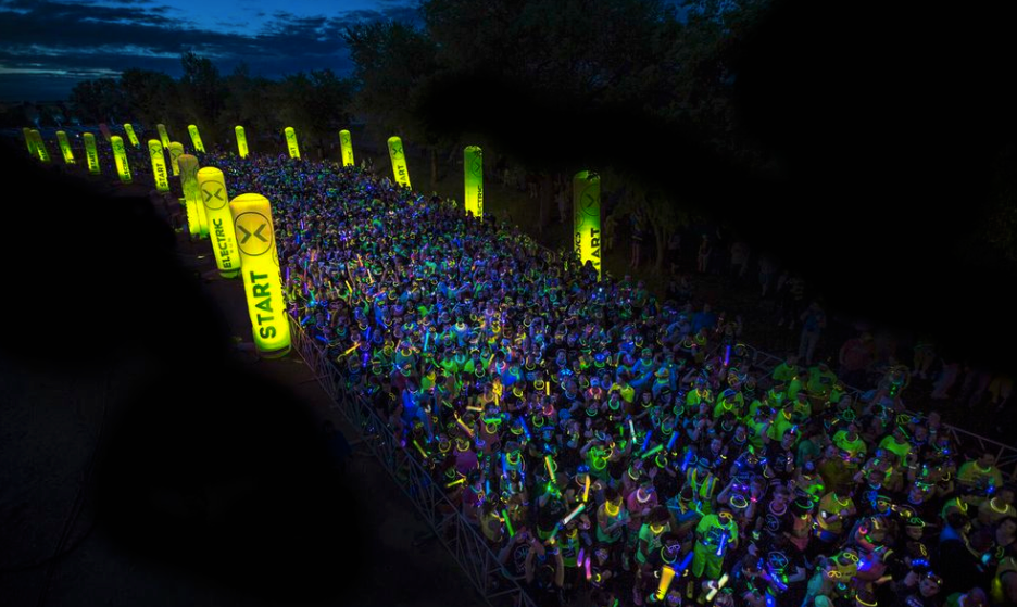 10. Chạy đua điện tử (Electric Run). Cuộc chạy đua đầy màu sắc thu hút đông đảo người tham gia, với ánh sáng rực rỡ, đèn les, trang phục neon… Cảm nhận khi bạn tham gia giống như bạn đang ở bên trong một quán bar bởi hệ thống âm nhạc và ánh sáng, và người tham gia sẽ vừa chạy vừa nhảy múa. Tại cuối chặng đua, các DJ sẽ đãi bạn những bản hit mới nhất để mọi người cùng vui vẻ khiêu vũ trong đêm.