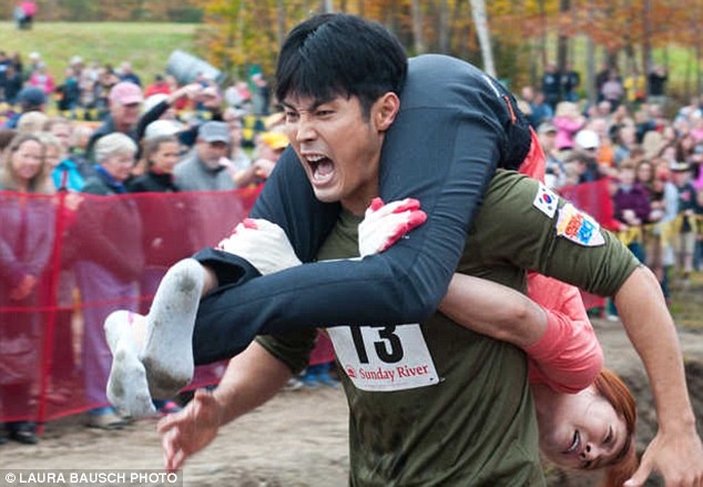 11. Cuộc thi cõng vợ (North American Wife Carrying Championships). Có nguồn gốc từ Phần Lan, cuộc thi cõng vợ hiện nay khá phổ biến tại Sunday River, bang Maine. Mỗi người chồng khi tham gia cuộc thi, sẽ phải cõng người vợ trên lưng và hoàn thành chặng đua với rất nhiều chướng ngại vật và thử thách, bao gồm cả việc lội qua các hồ nước. Cặp đôi chiến thắng sẽ giành giải thưởng với trọng lượng bia bằng trọng lượng người vợ, gấp 5 lần trọng lượng người vợ bằng tiền mặt, và một suất tham dự cuộc thi tại Phần Lan vào năm sau. 