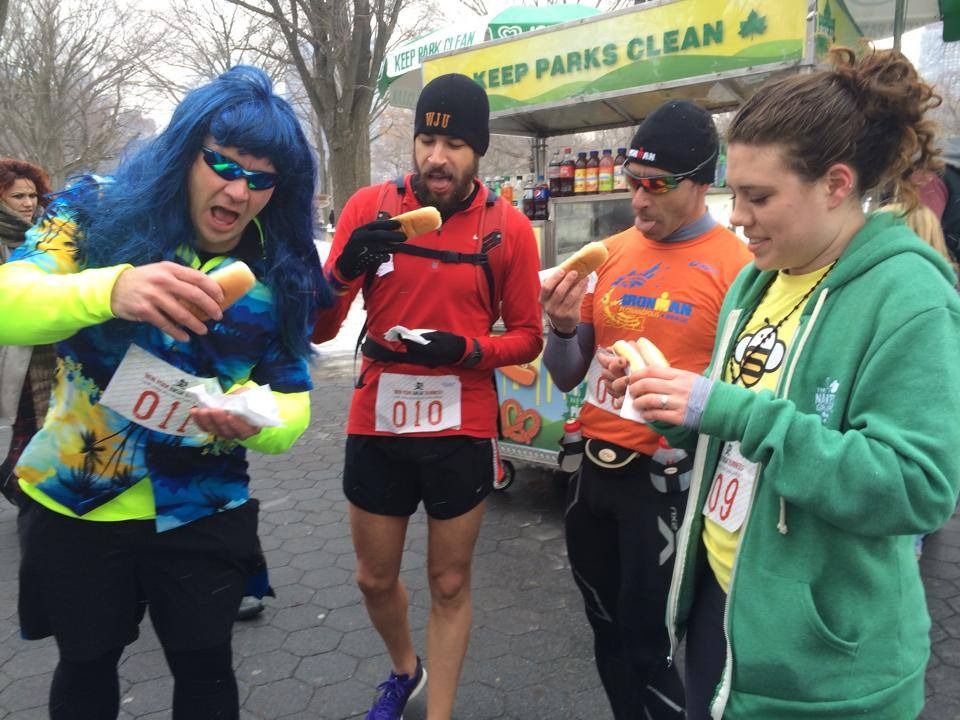 1. Chạy đua ăn xúc xích (The New York Hot Dog Challenge). Cuộc đua thú vị chỉ giành cho những người “với dạ dày bằng sắt” được tổ chức thường niên bởi New York Rogue Runners tại thành phố New York, Mỹ. Những người tham gia tranh cúp vô địch sẽ phải chạy một quãng đường dài từ 5 đến 8 km (tùy từng năm), và tại mỗi trong số 10 trạm mà bạn đi qua, bạn phải ăn xong một chiếc bánh mỳ kẹp xúc xích (bánh bun). 