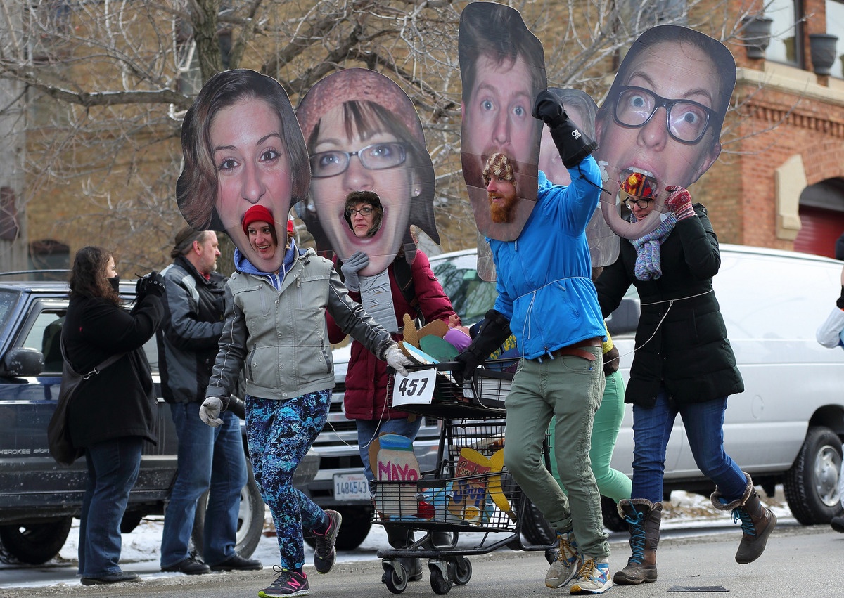 2. Cuộc đua quyên góp từ thiện ở Chicago (Chiditarod). Mục đích chính của cuộc đua Chiditarod chính là để quyên góp tiền và vật phẩm với mục đích từ thiện, chính vì thế nó thu hút sự quan tâm lớn từ giới truyền thông và các tổ chức từ thiện. Để tham gia, các đội đua (gồm 4 người kéo và 1 người điều khiển) sẽ phải sắm đầy các xe kéo của đội bằng những vật dụng làm từ thiện. Điểm độc đáo nữa của cuộc thi là các đội đua được thoải mái lựa chọn trang phục cho đội.