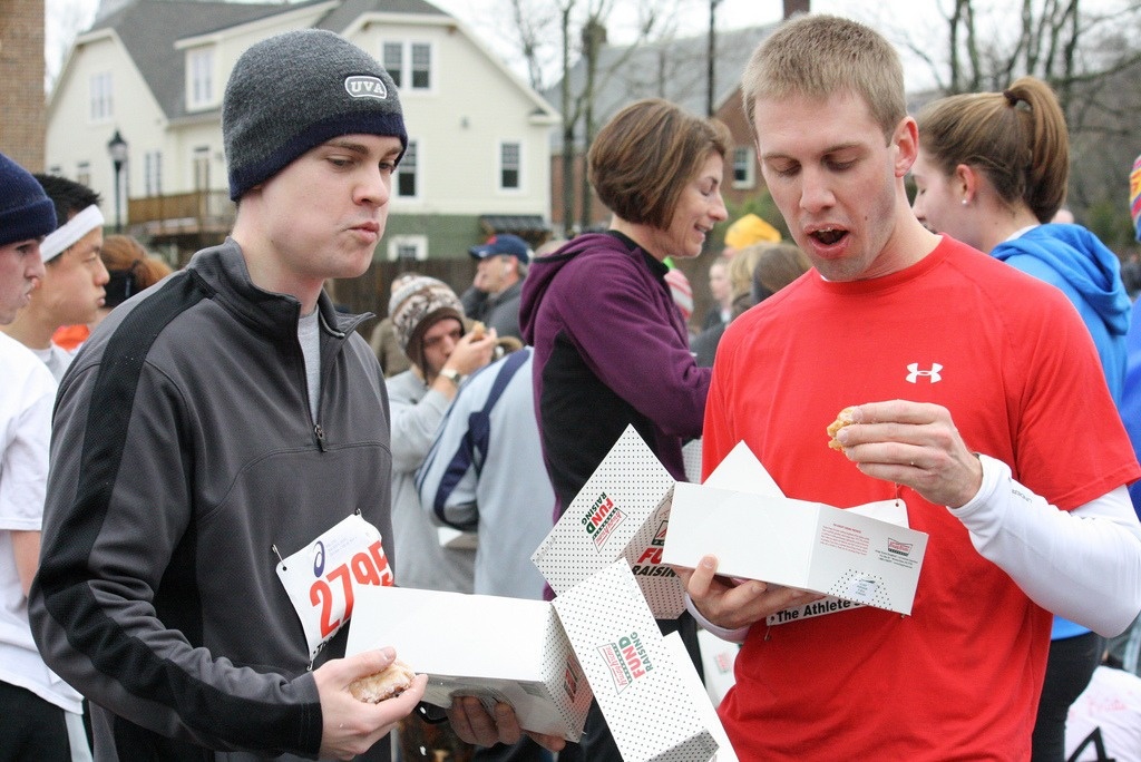 4. Cuộc đua quyền tiền từ thiện ở North Carolina (Krispy Kreme Challenge). Luật lệ rất đơn giản, hoàn thành đầy đủ yêu cầu của cuộc thi bao gồm: 2400 calo, 12 bánh rán, 8 km, 1 giờ. Ban đầu chỉ là một cuộc đua giữa những người bạn, giờ đây nó biến thành một cuộc đua từ thiện công khai trên toàn nước Mỹ, số tiền thu được dùng để gây quỹ cho bệnh viện trẻ em ở Carolina. Riêng trong năm ngoái, đã có 8000 người tham gia với số tiền quyên góp lên tới 200.000 đôla.