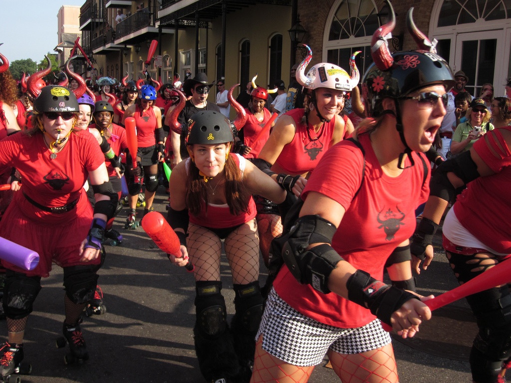 5. Cuộc chạy đua bò tót ở New Orleans (Running of the Bulls). Đây giống như là một lễ hội, được nhái theo lễ hội bò tót ở Pamplona, Tây Ban Nha. Kéo dài trong 4 ngày, người tham gia là các chàng trai ăn mặc như những đấu sỹ (bao gồm đồ trắng đỏ, đầu quấn khăn, thắt lưng…) được gọi là các runners, họ sẽ phải trốn chạy sự truy đuổi của hàng trăm cô gái ăn mặc giống những con bò đực, cầm gậy nhựa đi giày trượt patin. 