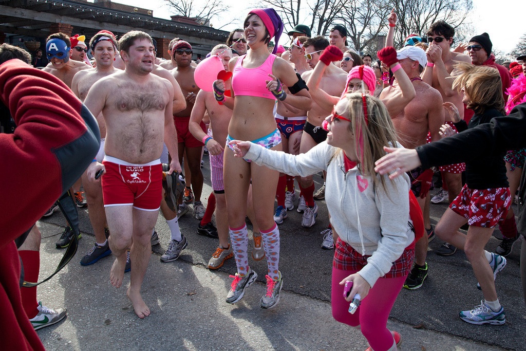 6. Cuộc chạy đua với đồ lót (Cupid’s Undie Run). Không giống như những gì bạn cảm nhận, đây thực sự là một sự kiện lớn. Người tham gia chỉ phải hoàn thành quãng đường 1,6 km (1 dặm) với trang phục là những bộ đồ lót sặc sỡ. Ban đầu mục đích cuộc đua để gây quỹ cho quỹ từ thiện Foundation, giúp đỡ những trẻ em mắc các khối u. Năm ngoái, cuộc đua đã diễn ra trên 38 thành phố tại Mỹ và Australia, với số tiền quyên góp được lên tới 2.800.000 đôla. 