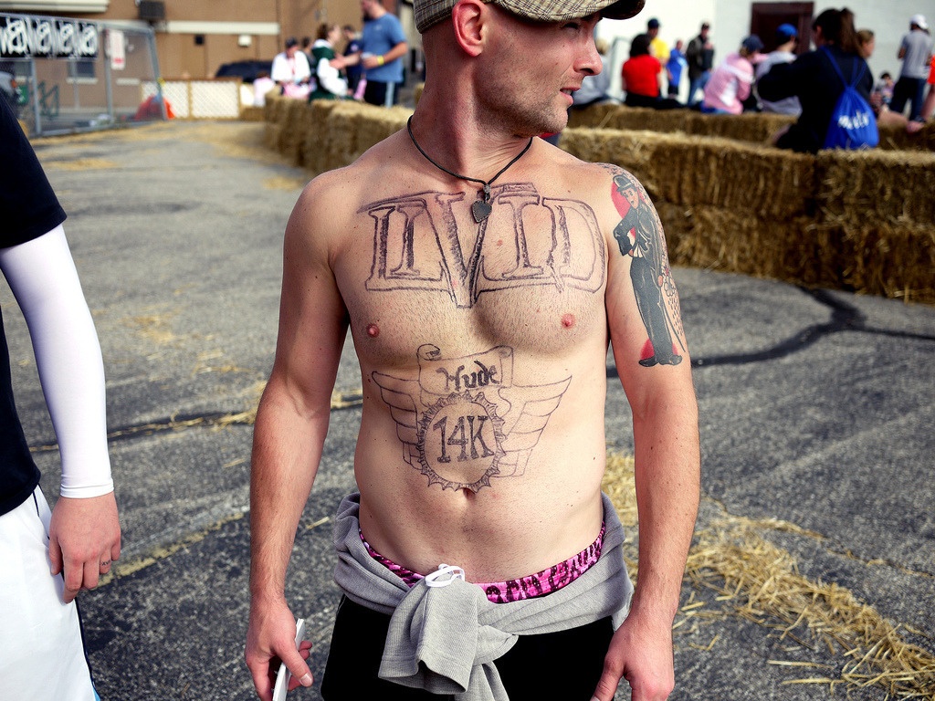 7. Tiệc đua ở Ohio (Hudepohl 14k Brewery Run). Nếu bạn muốn tham gia một bữa tiệc đua, thì hãy tham gia 14k Race, cuộc đua diễn ra ngay tại trung tâm thành phố Cincinnati, Ohio dành cho cả các vận động viên và người khuyết tật. Người tham gia sẽ phải chạy bộ vượt qua khá nhiều thử thách, khi hoàn thành mỗi người đều được trao huy chương chiến thắng. Đặc biệt là khi kết thúc cuộc đua, tất cả mọi người sẽ tham gia luôn vào buổi tiệc với đồ ăn, bia và âm nhạc ngay tại bãi cỏ Morelein Lager House.