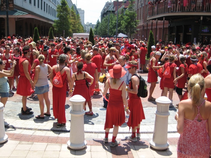 8. Chạy đua với váy đỏ ở New Orleans (Red Dress Run). Được tài trợ bởi Hash House Harriers, câu lạc bộ với mạng lưới trên toàn cầu với tiêu chí “vừa chạy bộ vừa uống rượu”. Cuộc đua thí vị này bắt buộc người tham gia phải mặc những chiếc váy màu đỏ, và được quyền đăng kí uống rượu. Nếu bạn chưa có váy, ban tổ chức sẽ tài trợ cho bạn. Thường thì bạn sẽ phải hoàn thành chặng đua khoảng 5 km, kết thúc cuộc đua là những bài hát ăn mừng như đang tham gia vào một lễ hội thực sự.