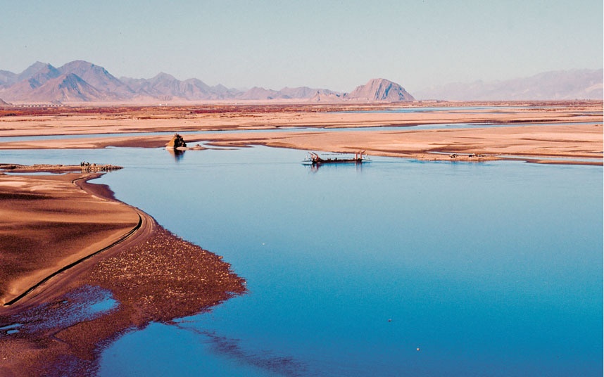 Sông Brahmaputra, Trung Quốc/Ấn Độ/ Bangladesh. Là một trong những con sông lớn của Châu Á, chảy qua Tây Tạng, Ấn Độ, Bangladesh và đổ ra vịnh Bengal. Tốc độ dòng chảy của Brahmaputra, con sông với danh hiệu “độc đáo” này được cho là nhanh nhất thế giới. Tại cuối dòng chảy, Brahmaputra nhập với sông Hằng tạo nên một vùng đồng bằng châu thổ rộng lớn. Với chiều dài 2900 km, nơi đây cũng là nguồn thủy lợi và giao thông quan trọng.