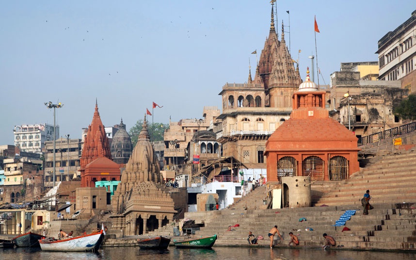 Sông Hằng, Ấn Độ/ Bangladesh. Là con sông linh thiêng nhất của Ấn Độ, sông Hằng đã trở thành chỗ dựa về tinh thần cho hàng triệu người. Rất nhiều thành phố hay các đế quốc Ấn trước đây đều nằm bên bờ của con sông. Ngoài ra nó còn chảy qua nhiều điểm tham quan nổi tiếng của Ấn Độ như cựu đô Varasani, đền thờ Shiva, hay thành cổ Kolkata… Khởi nguồn từ phía tây dãy Himalaya, sông Hằng chảy qua Ấn Độ tới Bangladesh trước khi đổ ra vịnh Bengal. 