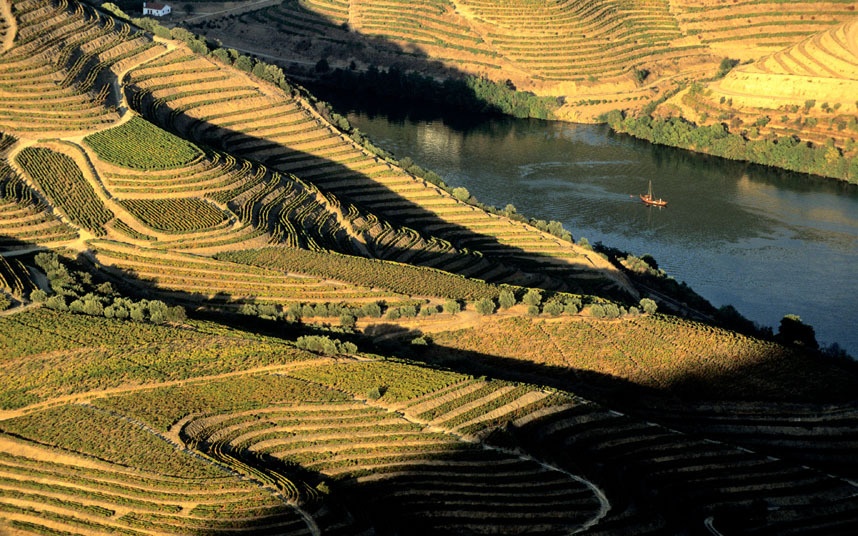 Sông Douro, Bồ Đào Nha. Mặc dù con sông đã ít nhiều mất đi bản sắc bởi sự phát triển quá nhanh của các đô thị, tuy nhiên vẫn còn nhiều thị trấn dọc bờ sông vẫn bảo tồn được những nét hào quang cổ kính từ thế kỷ trước. Những tòa nhà, kiến trúc cổ với ruộng nho bậc thang đặc trưng, chính là điểm thu hút của Douro.