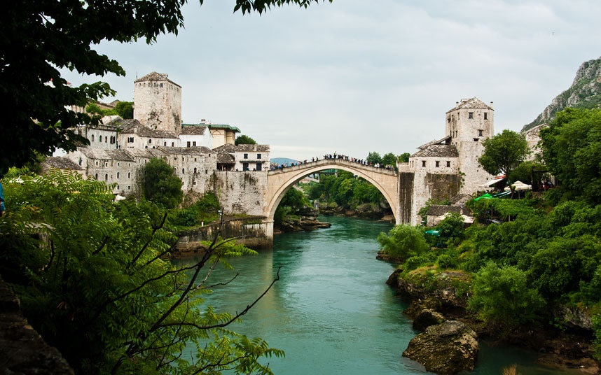 Sông Neretva, Bosnia and Herzegovina. Đây được coi là một viên ngọc xanh hoang sơ của Châu Âu mà chưa nhiều người biết tới. Neretva cũng là một trong những con sông sạch nhất của Châu Âu, nước của nó đủ tiêu chuẩn để uống trực tiếp từ đầu nguồn cho tới khoảng giữa của dòng sông. Con sông lạnh giá này khởi nguồn từ dãy Alps Dinanic cao hơn 1600 m so với mực nước biển.
