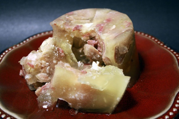 Mũi tuần lộc nấu đông. Món ăn phổ biến ở Alaska và Canada, làm món này sẽ giúp bạn tránh lãng phí cho thành quả của một chuyến đi săn. Luộc và loại bỏ lông ra, rồi cho vào một khuôn và ướp lạnh để vị sền sệt khi hoàn thiện.