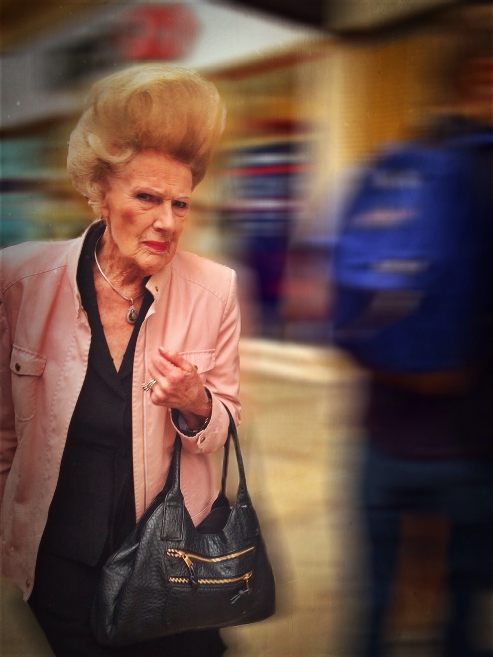 11. Bức ảnh “phiên bản đời thật của Patsy Stone”  trong bộ phim Absolutely Fabulous đang đi bộ xuống phố ở London, Vương quốc Anh. Ảnh: Rob Pearson-Wright.