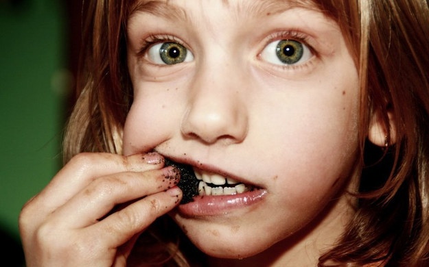 6.	Bột đất. Là loại bột của vật chất hữu cơ và khoáng chất chứ không phải bụi bẩn, đây là những vật chất tự nhiên nhất trên trái đất. Có nhiều loại bột đất ăn được, phổ biến như cao lanh (kaolin), loại đất sét mềm mại mầu trắng với nhiều thành phần khoáng chất bên trong. Thức ăn dạng này khá phổ biến ở Nam Mỹ, nơi mà nó được chế có vị như kem.