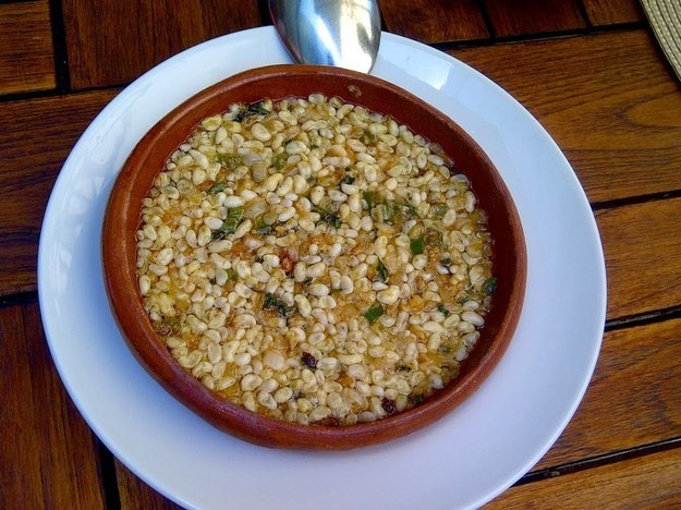 9.	Ấu trùng kiến đen. Món ăn bao gồm trứng và các ấu trùng ăn được của loài kiến đen, nhìn chúng giống như những hạt thông hoặc lúa mạch. Món này từng được phổ biến với bộ tộc người Aztec ở Mexico. Hiện nay để làm cho hương vị hấp dẫn người ta thường chế biến bằng cách chiên giòn bằng những chảo lớn.