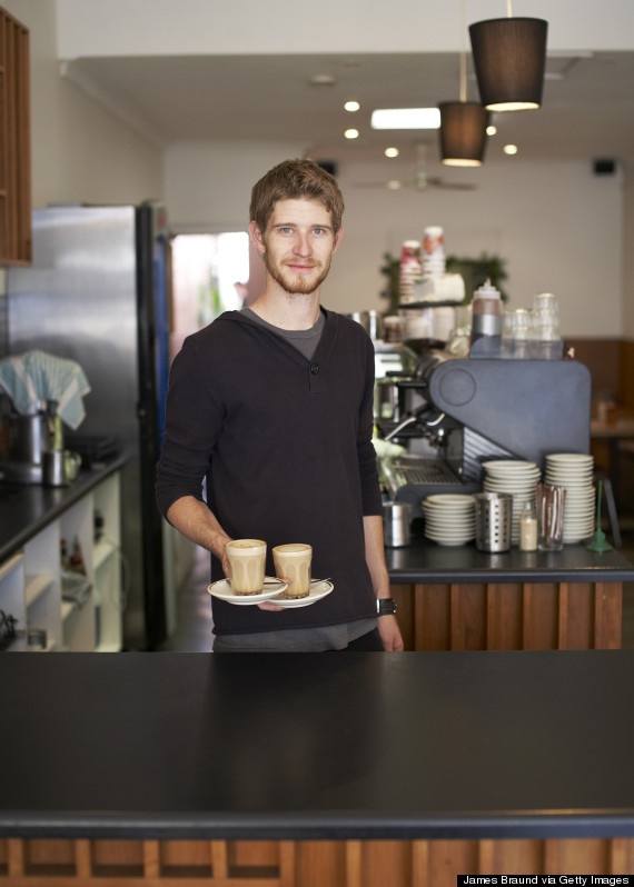  3. Người Australia rất sành cà phê. Không phải chỉ các cường quốc như Italy hay Pháp mới có cà phê ngon mà cả người dân Australia cũng rất “sành” thức uống này. Vài năm trước, hãng Starbucks đã cố xâm nhập thị trường này nhưng sau đó đã phải đóng cửa 61 trong số 87 cửa hàng trên đất Australia, vì người dân nơi đây không chịu từ bỏ thói quen uống cà phê rang xay truyền thống. Ảnh: Getty Image.