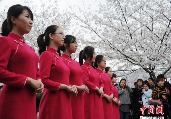 9. Lễ hội hoa anh đào tại Thượng Hải, Trung Quốc. Tại khu đô thị ốc đảo Thượng Hải ở công viên Gucun với diện tích 180 ha là nơi trồng tới 10.000 cây hoa anh đào. Đây là nơi tuyệt vời để nghỉ ngơi thư giãn sau chuyến thăm thành phố mệt mỏi, và tận hưởng hương vị trong lành của mùa xuân.