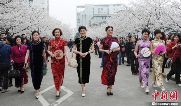 Đây cũng là trạm chung chuyển của chuyến tàu điện ngầm tới tham quan các địa điểm nổi tiếng khác của Thượng Hải, nên nó đã trở thành điểm đến lý tưởng của du khách và người dân địa phương.