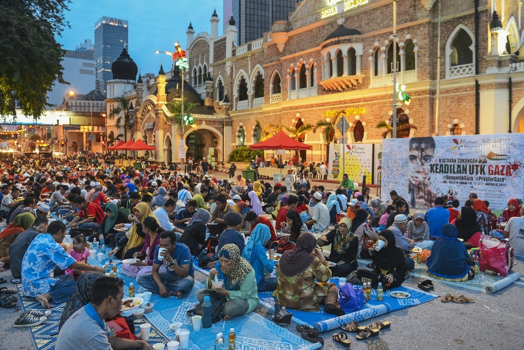 10. Lễ hội Ramadhan. Chương trình là lễ dâng trong tháng Ramadan, tháng của thờ phượng và yêu thương giữa con người với nhau thông qua việc ban phát phúc lợi. Nó cũng giúp nuôi dưỡng các mối quan hệ gần gũi hơn thông qua việc tham gia vào hàng loạt các chương trình cộng đồng khác nhau và các hoạt động lễ hội; đồng thời thúc đẩy nghệ thuật và văn hóa Hồi giáo cho cả khách du lịch trong nước và quốc tế. Thời gian: 18/06 – 17/07/2015 tại Kuala Lumpur.