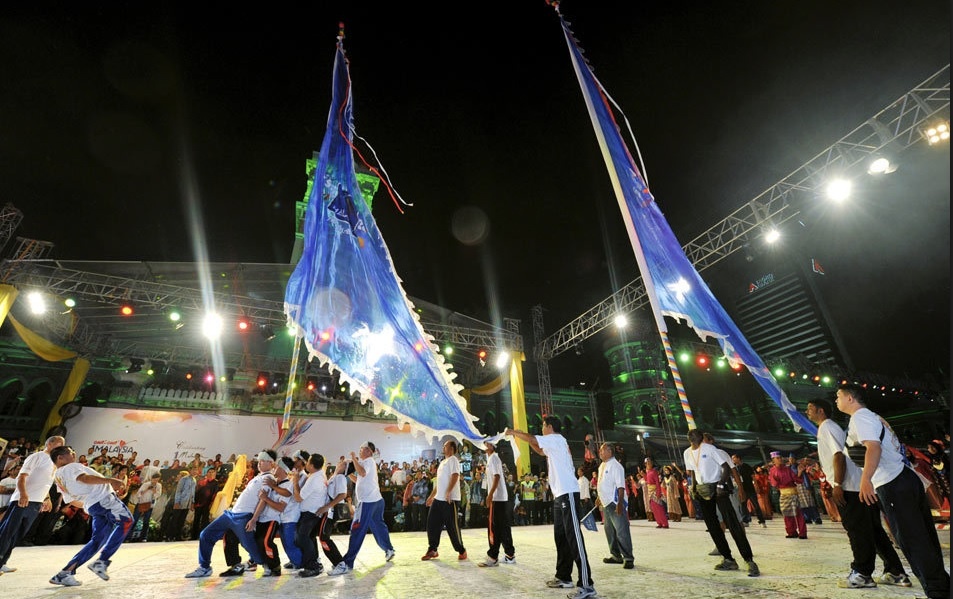 1. Lễ Diễu hành Chingay 2015. Chingay Parade là sự kiện diễu hành đường phố để mừng Tết Nguyên Đán, diễn ra lần đầu tiên tại Johor Bahru vào năm 2006. Lộ trình cuộc diễu hành dài 15km và đi qua các con đường của thành phố Johor Bahru với khoảng 145 nhóm biểu diễn lân sư rồng, nhào lộn, đánh trống, cồng chiêng và đoàn xe diễu hành được trang trí nổi bật. Chương trình diễn ra từ giữa trưa đến sau nửa đêm. Thời gian: 26/02/2015 tại Johor Bahru.