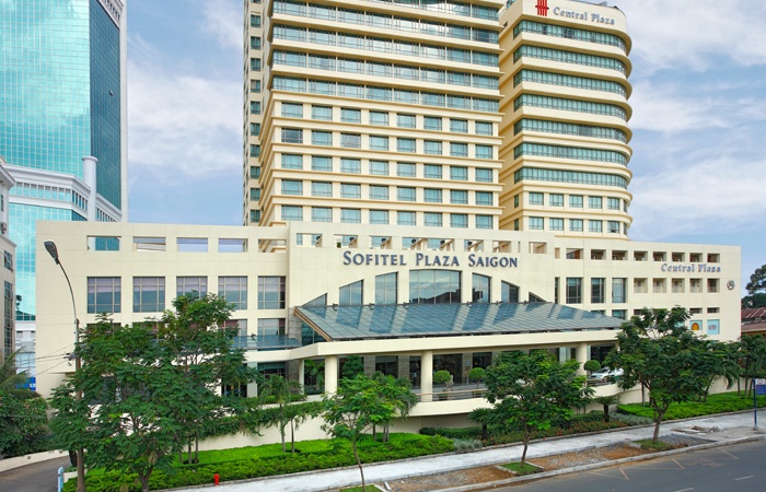 11. Khách sạn Sofitel Plaza Sài Gòn (17 Lê Duẩn, quận 1 TP.HCM). Một trong những khách sạn 5 sao sang trọng của thành phố, bao gồm nhiều loại hình giải trí và ẩm thực, các tiện nghi dành cho hội họp, 275 phòng nghỉ được thiết kế trang nhã cùng với bể bơi ngoài trời và trung tâm thể chất. Nằm tại vị trí trung tâm của Sài Gòn, du khách có thể dễ dàng tham quan Nhà thờ Đức Bà và Dinh Thống Nhất, cùng nhiều địa điểm khác. Ảnh: Benthanhgroup.