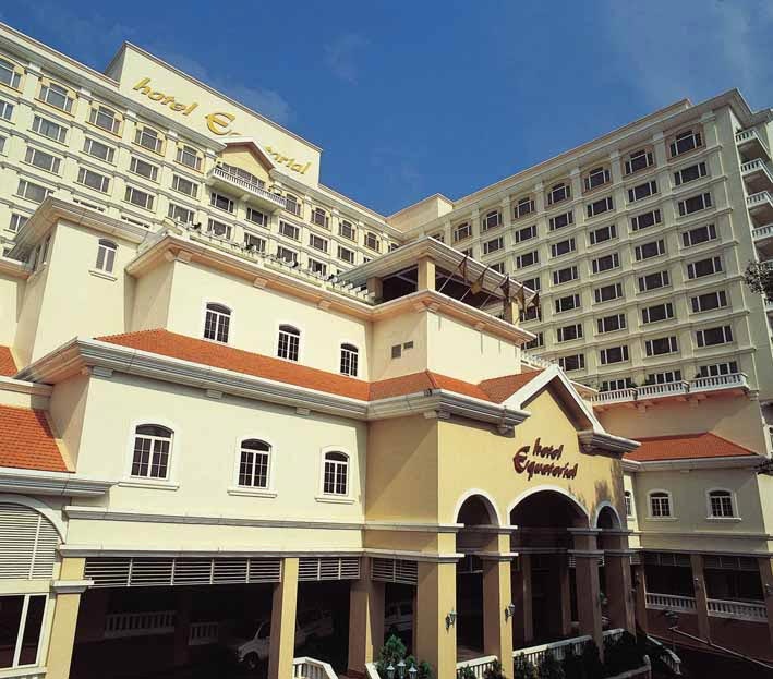 12. Khách sạn Equatorial Hồ Chí Minh (242 Trần Bình Trọng, quận 5 TP.HCM). Khách sạn trang bị phòng hội nghị với sức chứa lên đến 1.250 người. Sảnh tiệc Sài Gòn lớn, không gian sang trọng phù hợp với những tiệc cưới lớn hơn 800 khách và sảnh tiệc nhỏ phù hợp với những tiệc nhỏ cần không gian ấm cúng, thân mật. Nằm ngay tại giao điểm của 4 quận chính trong thành phố, khách sạn chính là lựa chọn hàng đầu cho du khách tới tham quan. Ảnh: Huyenthoaiviet.