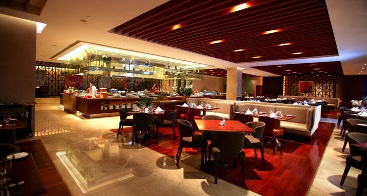 13. Khách sạn Crowne Plaza West Hanoi, 36 Lê Đức Thọ, Mỹ Đình, Từ Liêm Hà Nội. Tọa lạc tại trung tâm kinh tế mới của thủ đô, khách sạn là điểm nhấn của tổ hợp thương mại và khu căn hộ cao cấp, chỉ cách Trung tâm Hội nghị Quốc gia và sân vận động Quốc Gia vài phút xe chạy. Khách sạn có 393 phòng trang bị đầy đủ tiện nghi hiện đại nhất, được hỗ trợ bởi dãy nhà hàng buffet, quán bar sang trọng tại sảnh. Ảnh: viettimetravel.