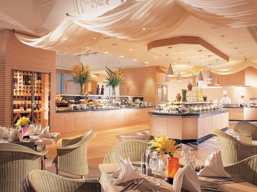 13. Khách sạn Sheraton Sài Gòn (88 Đồng Khởi, quận 1 TP.HCM). Là khách sạn 5 sao đẳng cấp quốc tế từng đoạt nhiều giải thưởng, nằm ở quận trung tâm và cũng tọa lạc ngay khu kinh doanh sôi động và khu giải trí sầm uất của thành phố Hồ Chí Minh, trên tuyến đường Đồng Khởi nổi tiếng. Khách sạn bao gồm 470 phòng với cung cách phục vụ chuyên nghiệp và vô số tiện nghi tối tân khác. Ảnh: Bonmuatourist.