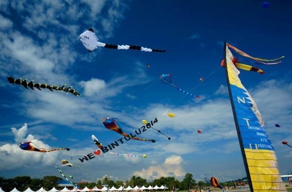 14. Lễ hội Diều Quốc tế Borneo lần thứ 11 (BIKF). Được tổ chức ngoài bãi biển của thị trấn duyên hải Bintulu, bang Sarawak, Malaysia, Lễ hội Diều Quốc tế Borneo thu hút đông đảo người mê diều trên cả nước và thế giới với 4 kỷ lục được xác lập với số lượng diều khổng lồ. Kỷ lục mới nhất là 2.500 con diều hình thoi xếp thành hình mái vòm dài nhất với độ dài 500m, được ghi nhận trong Sách Kỷ lục Malaysia. Thời gian: 09/2015 tại Bintulu, Sarawak.