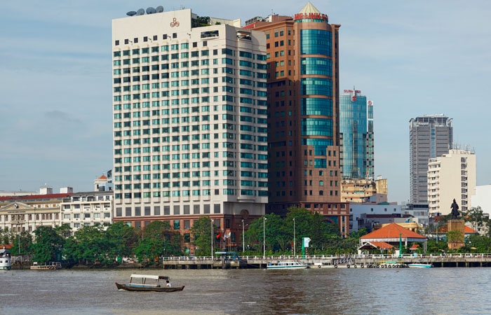 14. Khách sạn Renaissance Riverside Sài Gòn (8-15 Tôn Đức Thắng, quận 1 TP.HCM). Tọa lạc sát bên dòng sông Sài Gòn đẹp nên thơ, khách sạn với lối kiến trúc hiện đại mang nét Phương Tây sẽ làm du khách không khỏi ngỡ ngàng bởi nét đẹp quyến rũ nơi đây. Nguy nga như những tòa lâu đài Pháp sang trọng và cổ kính là những gì mà khách sạn muốn đem lại cho du khách. Ảnh: Benthanhgroup.