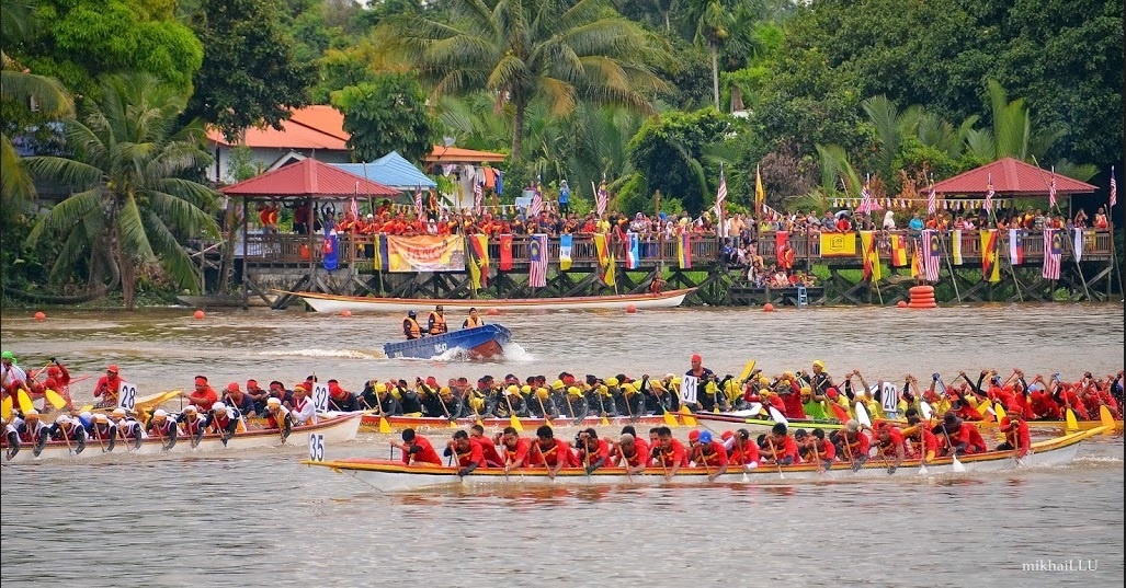 15. Sarawak Regatta. Hội đua thuyền Sarawak Regatta là sự kiện thường niên của bang Sarawak, Malaysia với sự tham dự của các cơ quan chính phủ, doanh nghiệp, cũng như từ hai nước láng giềng Indonesia và Brunei. Ngoài ra còn có các hoạt động bơi lội, chèo thuyền kayak, và bắt vịt. Sarawak diễn ra trên con sông Sarawak, quan khách đứng từ khu cảng Kuching có thể quan sát đầy đủ cuộc đua dưới nước. Thời gian: 25 – 27/09/2015 tại Kuching, Sarawak.