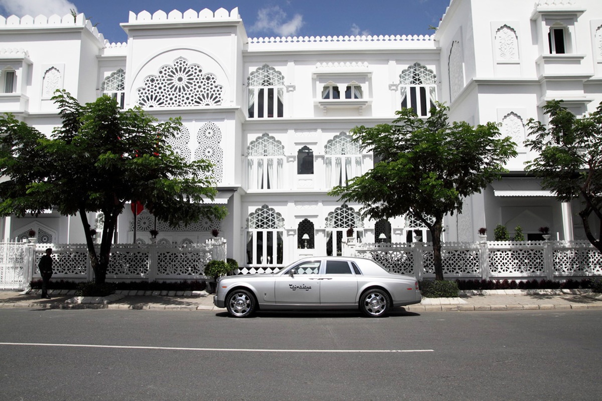 15. Khách sạn TajmaSago Castle Sài Gòn (số 6 Phan Văn Chương, quận 7 TP.HCM). Nằm trong trung tâm đô thị mới Phú Mỹ Hưng, lâu đài TajmaSago là khu nghĩ dưỡng cao cấp dành cho giới doanh nhân. Lâu đài tạo cho du khách cảm giác như lạc vào cung điện cổ Taj Mahal của Ấn Độ. Bên cạnh những tiện ích trong phòng như tivi 3D thông minh, iPad, mỹ phẩm Spa Pure, áo choàng lụa,… TajmaSago cung cấp các dịch vụ giải trí cao cấp như rạp chiếu phim 3D, thư viện, spa và phòng gym với trang thiết bị hiện đại. Ảnh: Choupon.