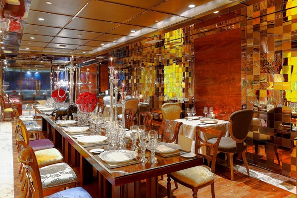 16. Khách sạn The Reverie Sài Gòn (số 22 Nguyễn Huệ, phường Bến Nghé, quận 1 TP.HCM). Khách sạn cuốn hút du khách bởi có không gian sống hiện đại pha lẫn phong cách châu Âu cổ điển. The Reverie Saigon có 286 phòng “hội tụ” những thiết kế tuyệt mỹ của 4 thương hiệu nội thất hàng đầu nước Ý gồm Provasi, Colombostile, Giorgetti và Visionnaire. Mới đây hãng CNN đã lựa chọn The Reverie vào tốp 11 khách sạn mới sẽ mở cửa đón khách hoành tráng nhất năm 2015. Ảnh: Saigonamthuc.