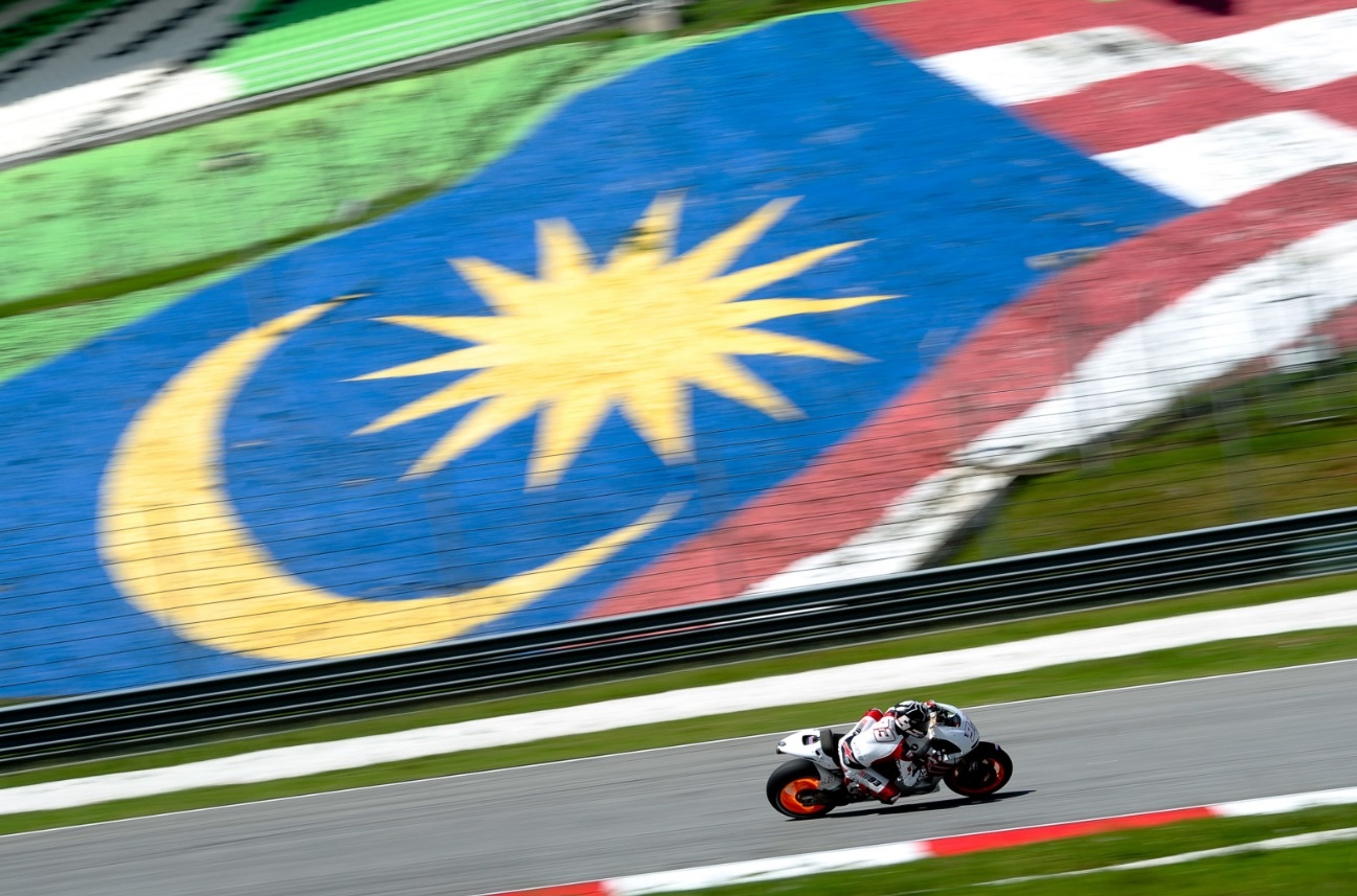 18. Giải đua Malaysian Motorcycle Grand Prix. Đây là sự kiện đua xe moto hàng đầu thế giới. Hãy nắm bắt những pha đua xe kịch tích của những tay đua đẳng cấp quốc tế trong sự kiện hấp dẫn này. Được tổ chức tại một trong những đường đua mạo hiểm nhất trên thế giới, đây là giải đua xe không thể bỏ lỡ dành cho những người hâm mộ bộ môn thể thao này. Thời gian: 10/2015 tại trường đua quốc tế Sepang, Selangor.
